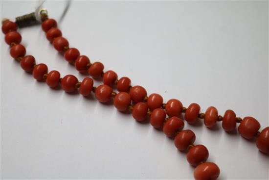 A single strand graduated coral bead necklace, gross weight 54 grams, 40cm.